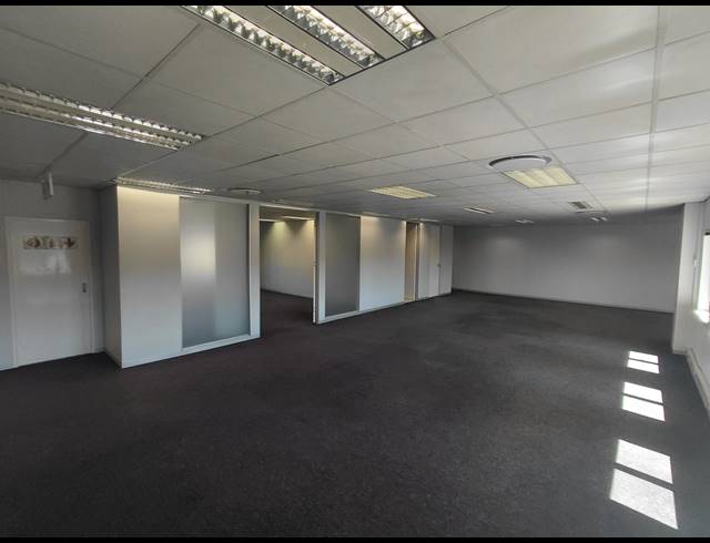 370M² OFFICE TO LET IN LYME PARK
